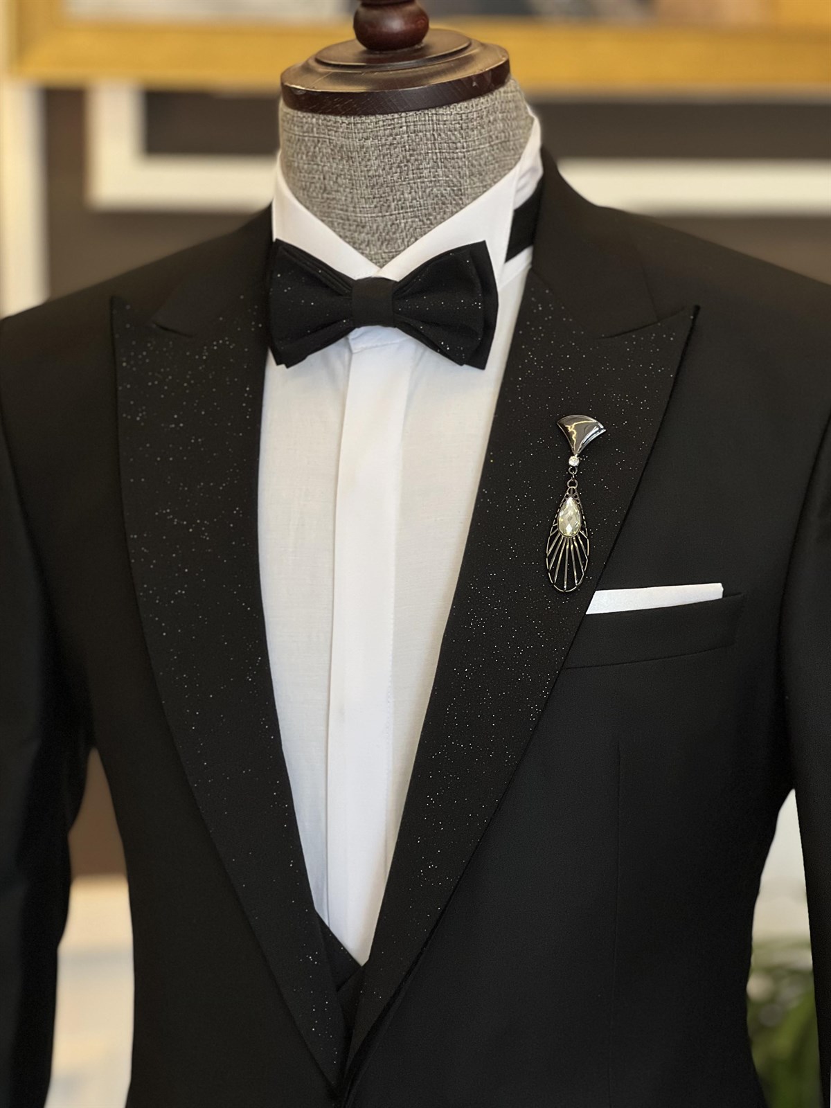 Chic Three-Piece Black Sparkle Peaked Lapel Wedding Men's Suits