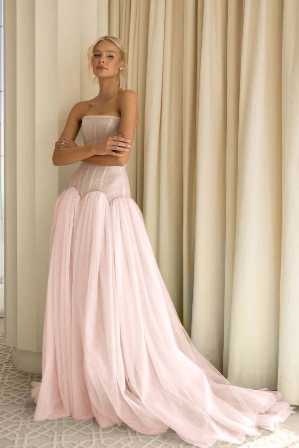 Charming Tulle Strapless Sleeveless Long Formal Dress With Pleated