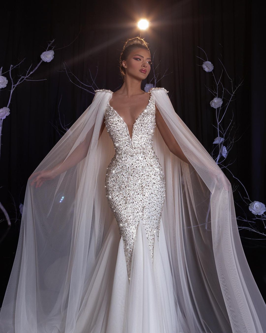 White Charming Slim Deep V-Neck Sleeveless Beading Evening Dress