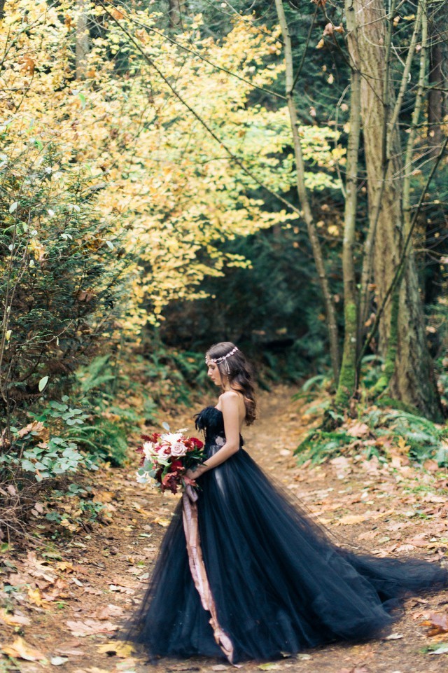 Modern Strapless Tulle Long Black A-Line Wedding Dress with Appliques Lace