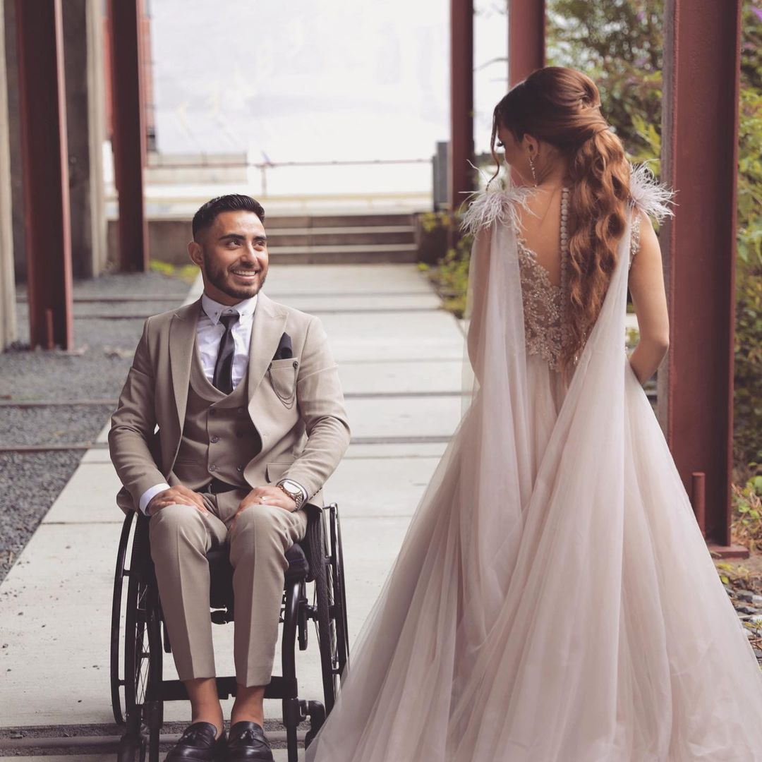 Luxury Sleeveless A-Line V-Neck Wedding Dress Lace Tulle with Feathers