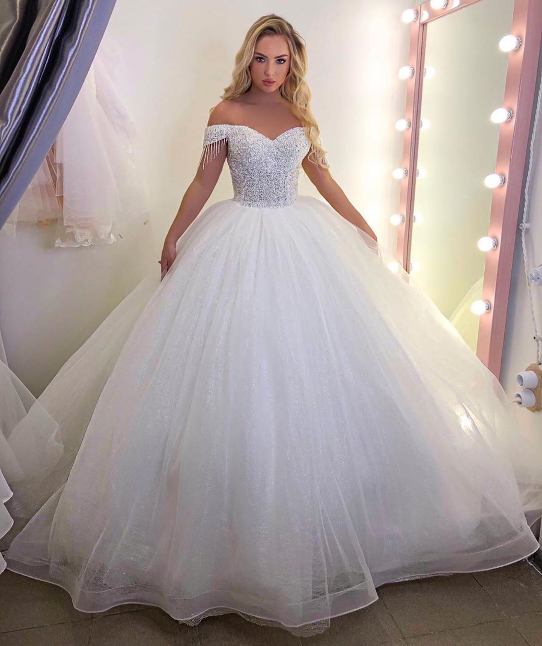 Pretty Princess Off-the-Shoulder Long Wedding Dress with Tulle
