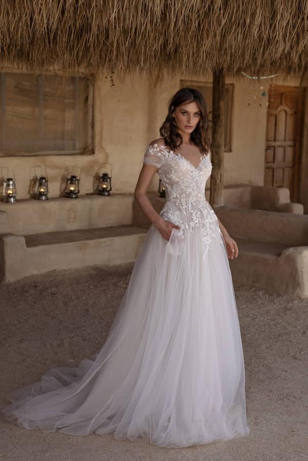 Delicate Off-the-Shoulder Tulle A-Line Sweetheart Wedding Dress Appliques Lace with Pockets