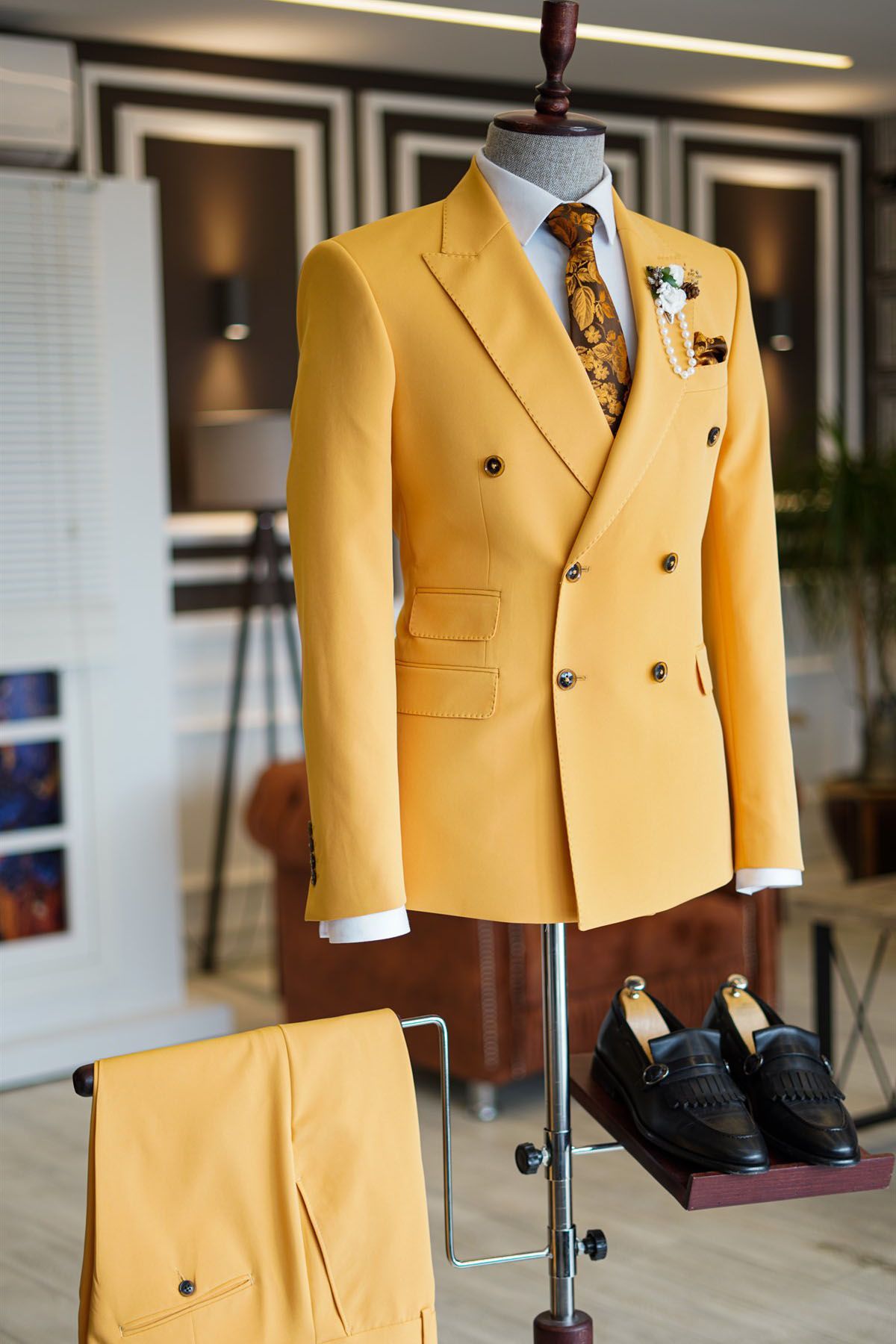 Popular Yellow Bespoke Peaked Lapel Party Prom Suits with Double-Breasted