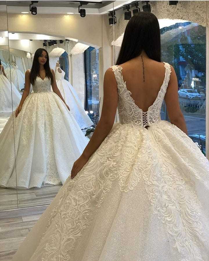 Stunning Spaghetti-Straps Sequins Backless Ball Gown Sweetheart Wedding Dress with Appliques Lace