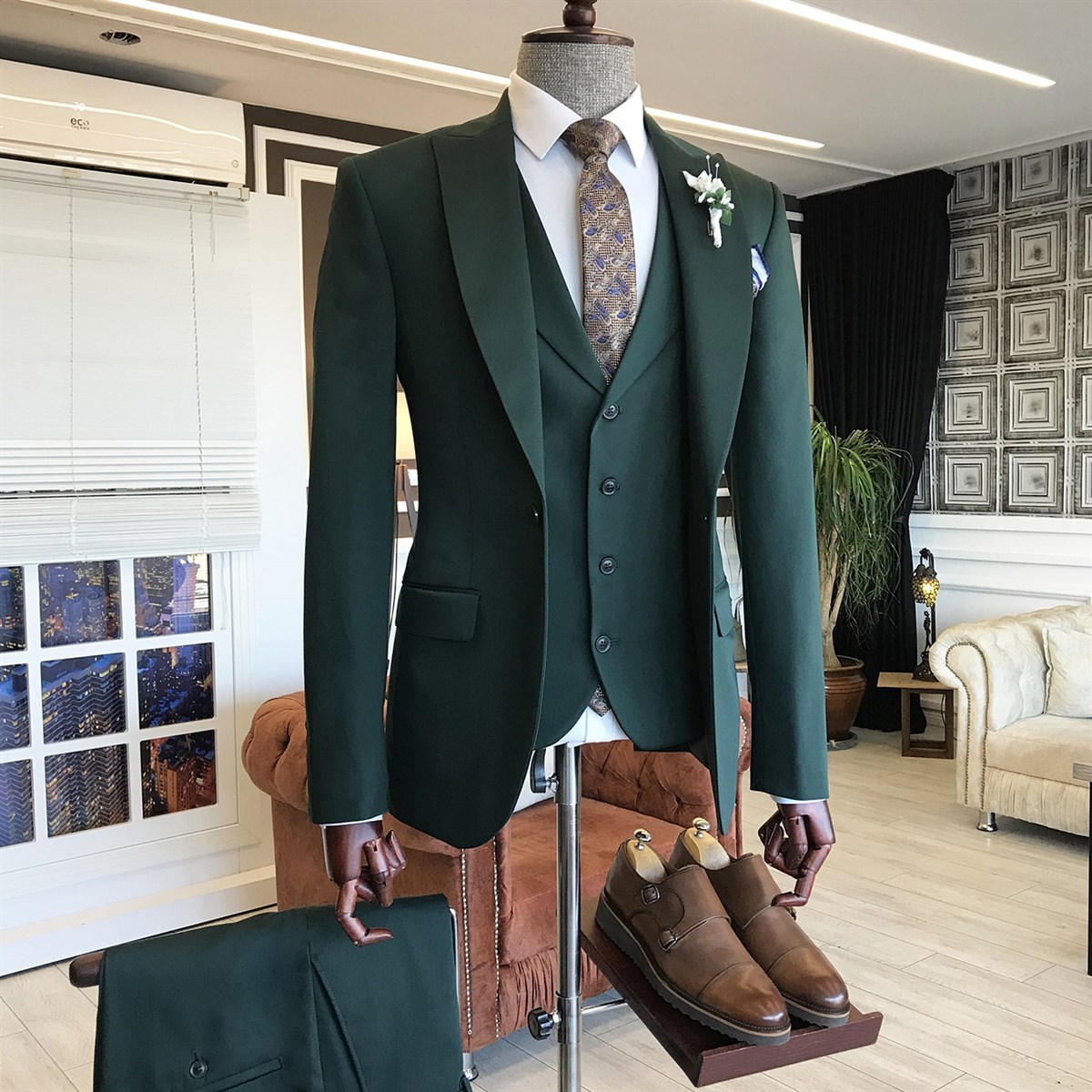 Modern Dark Green Peaked Lapel Three-Piece Dinner Suit for Man