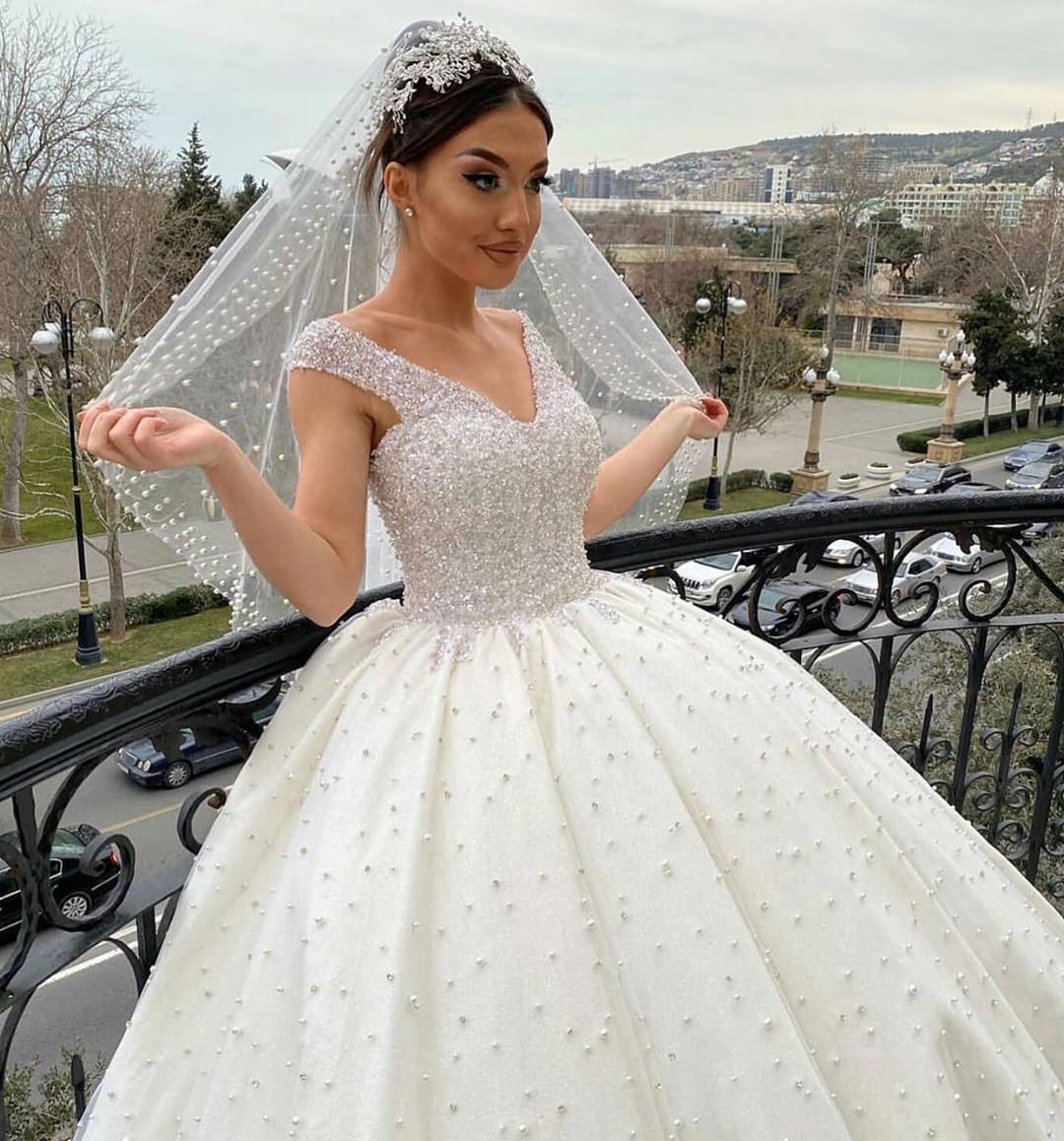 Elegant Ball Gown Sweetheart Off-the-Shoulder Backless Wedding Dress with Tulle Pearl Beading Ruffles