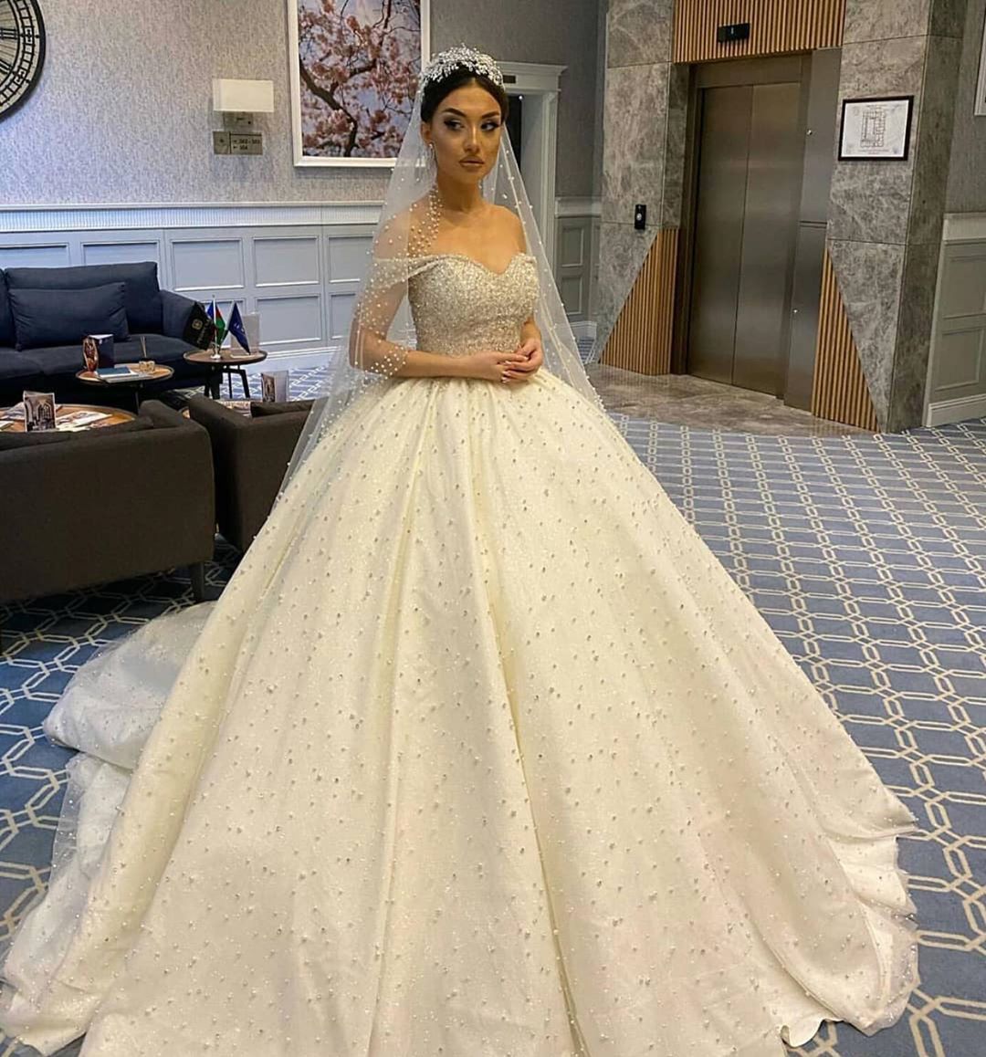 Elegant Ball Gown Sweetheart Off-the-Shoulder Backless Wedding Dress with Tulle Pearl Beading Ruffles