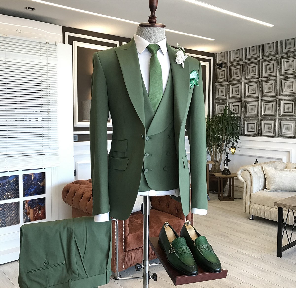 Classic Green Casual Man Three-Piece Suits for Party with Peaked Lapel