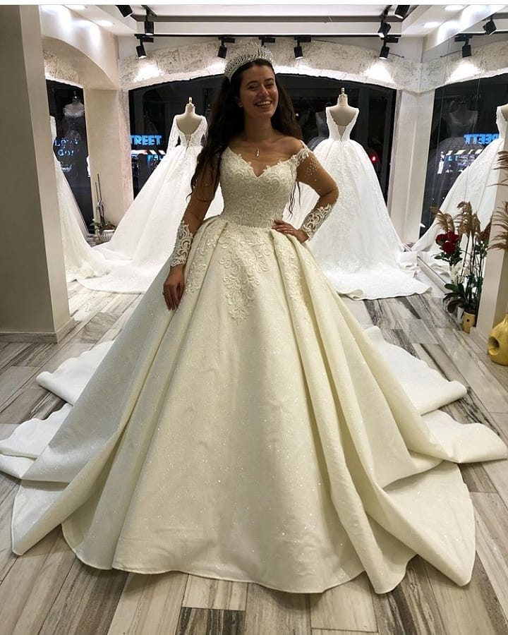 Glamorous Long Sleeves Sweetheart Satin Princess Wedding Dress with Appliques