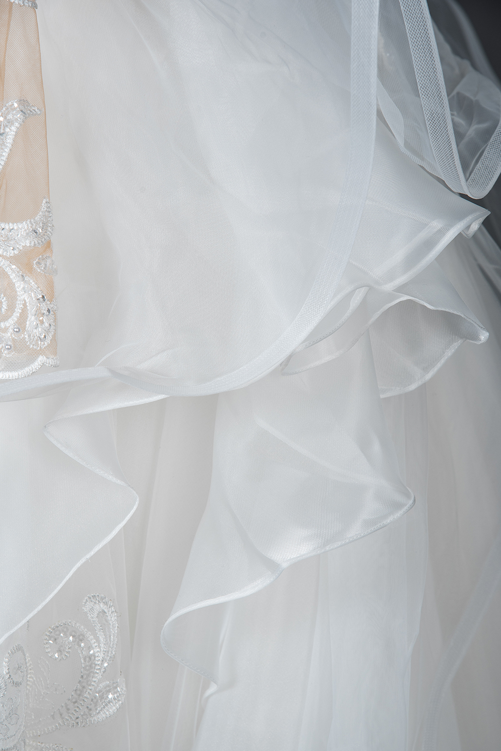 Chic Ruffles Ball Gown Long Sleeve Wedding Dress with Lace Appliques