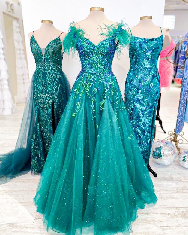 Elegant Dark Green V-Neck A-Line Prom Gown with Feather Embroidery