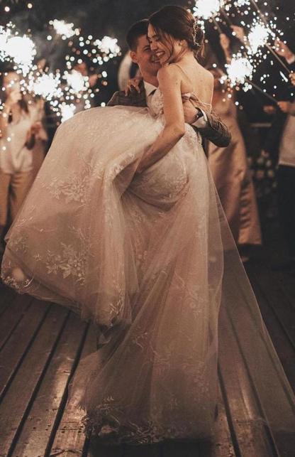 Romantic Long Tulle Spaghetti Straps Lace Wedding Dress with A-Line V-Neck