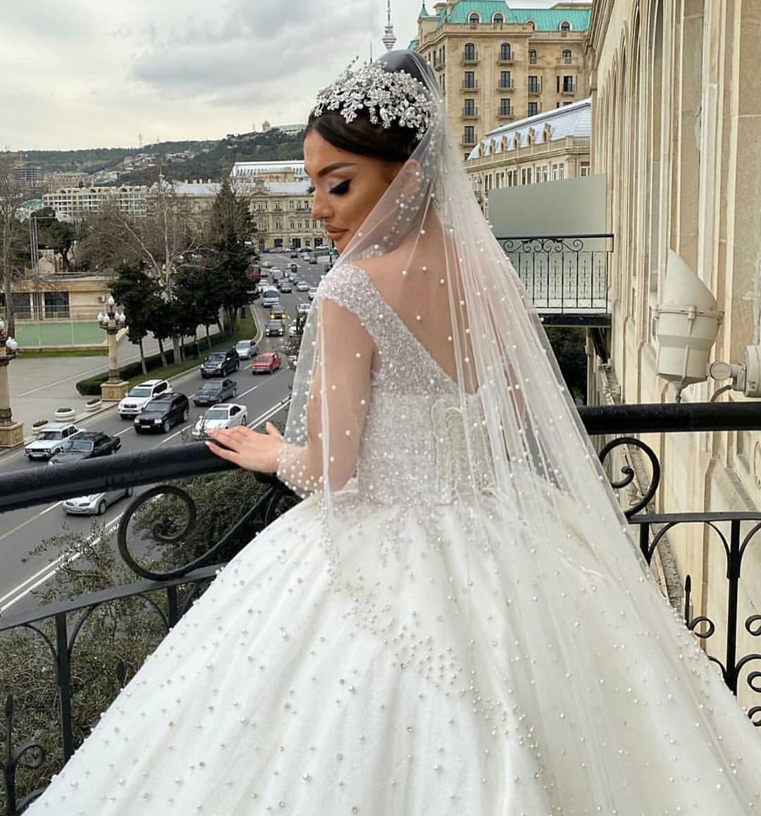 Elegant Ball Gown Sweetheart Off-the-Shoulder Backless Wedding Dress with Tulle Pearl Beading Ruffles