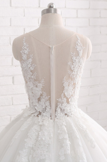 Romantic Train Long Sleeveless Tulle Wedding Dress with Appliques Lace