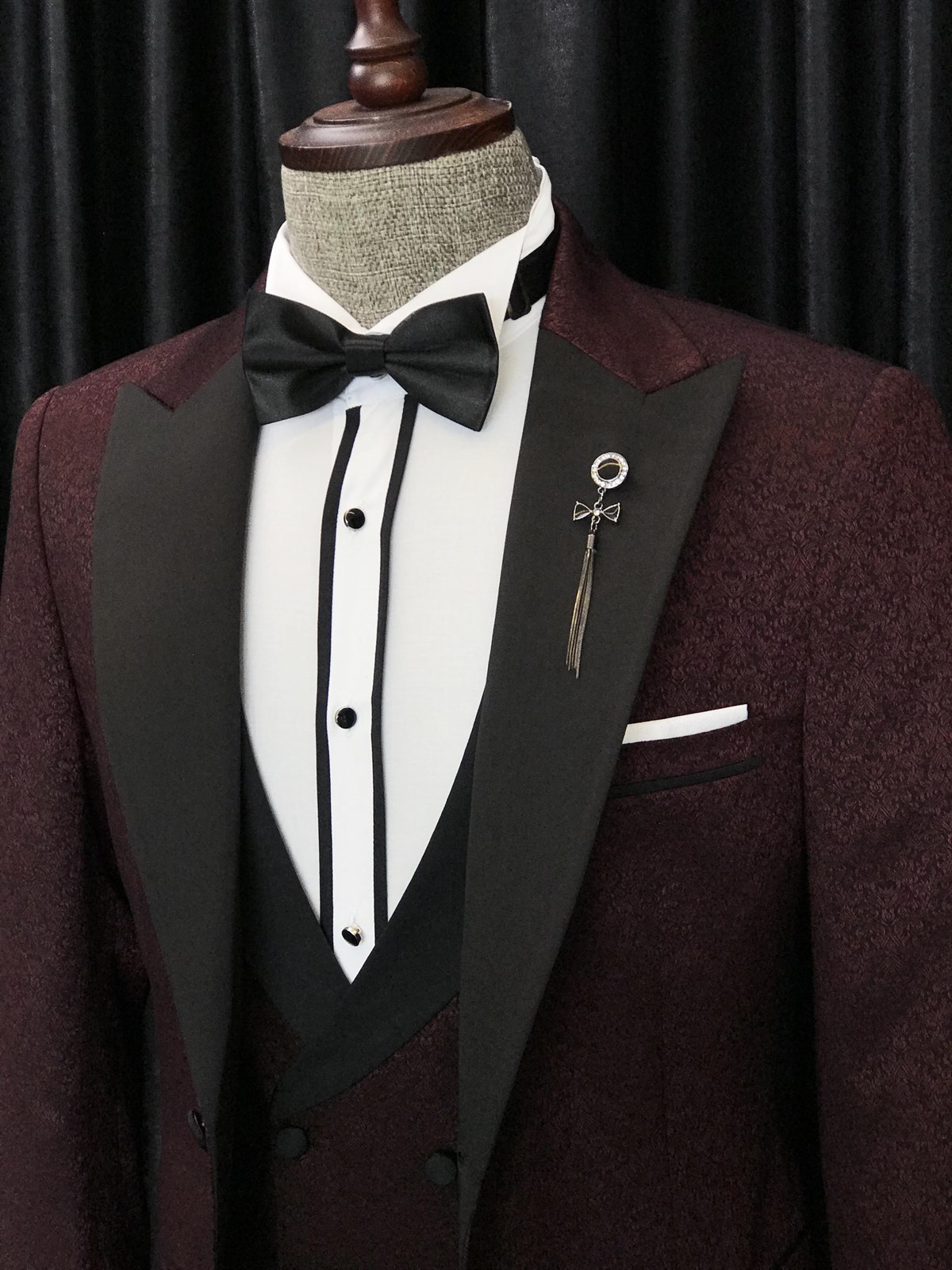 Modern Burgundy Jacquard Peaked Lapel Three-Piece Men's Suits for Wedding