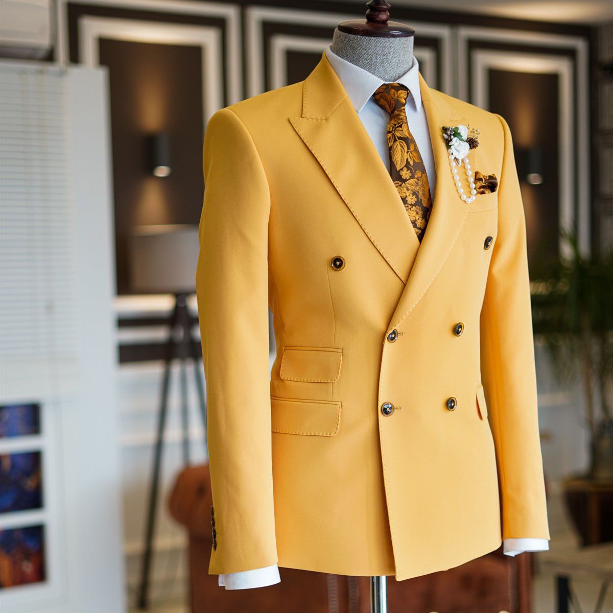 Popular Yellow Bespoke Peaked Lapel Party Prom Suits with Double-Breasted