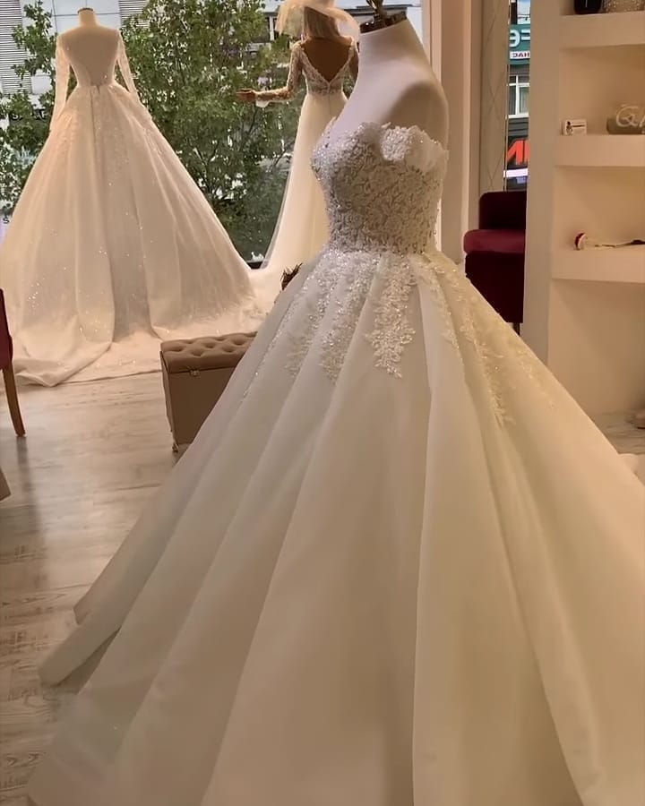 Chic Off-the-Shoulder Ruffles A-Line Sweetheart Wedding Dress with Appliques Lace