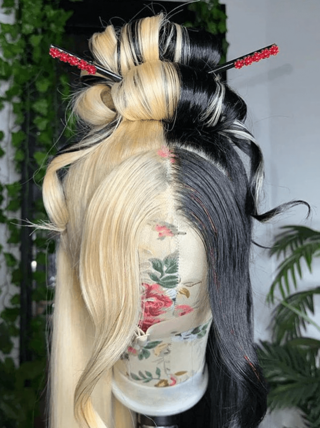 Onimehair lace front wig with split dye of blonde and black, 200 density, showcasing the hair's style and color details.