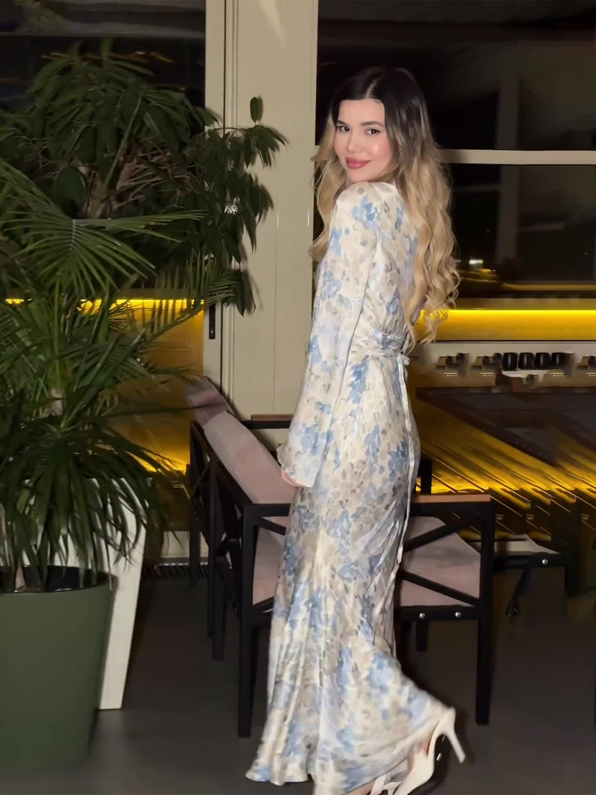 Vestido de alta gama estilo dama con estampado de satén suave