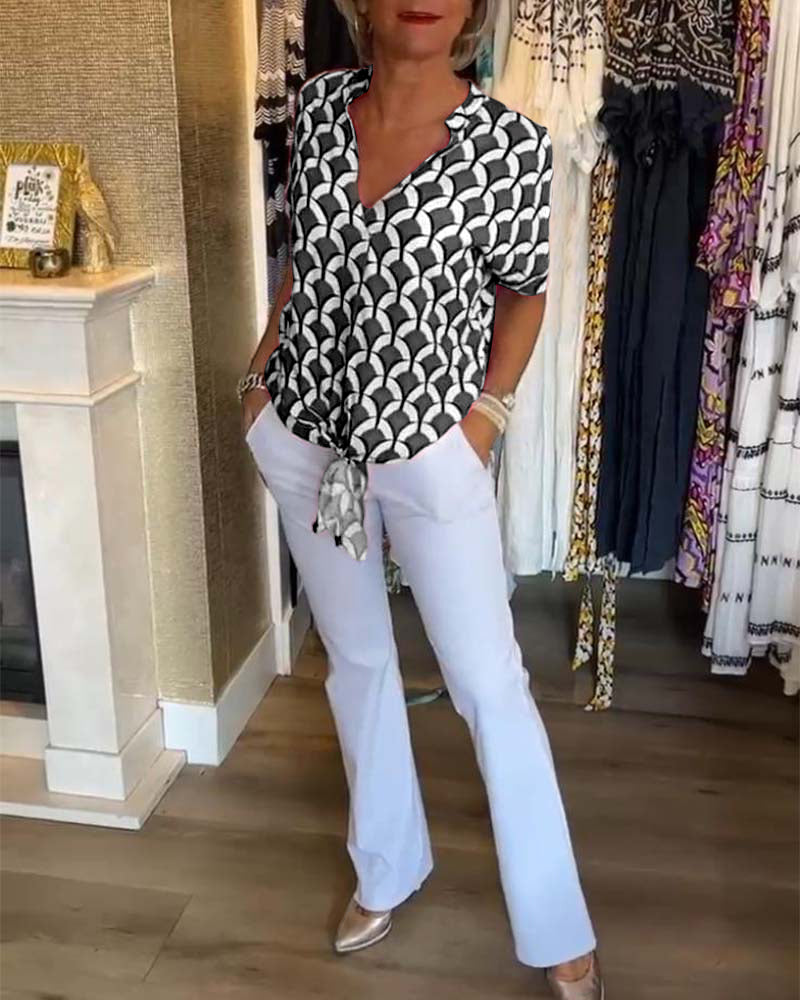 Kortärmad avslappnad topp med V-ringad tryck