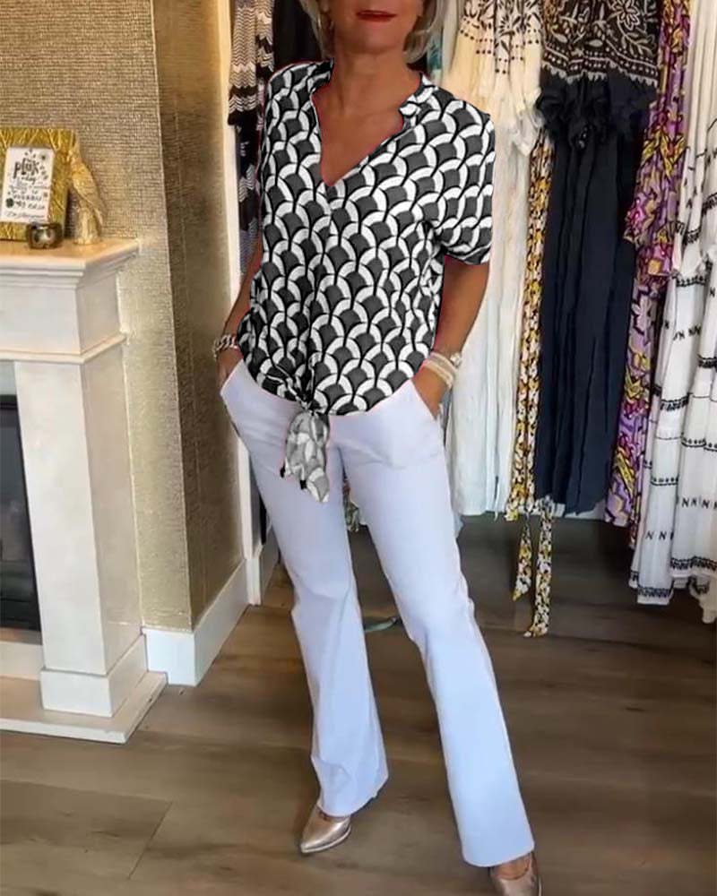 Kortärmad avslappnad topp med V-ringad tryck