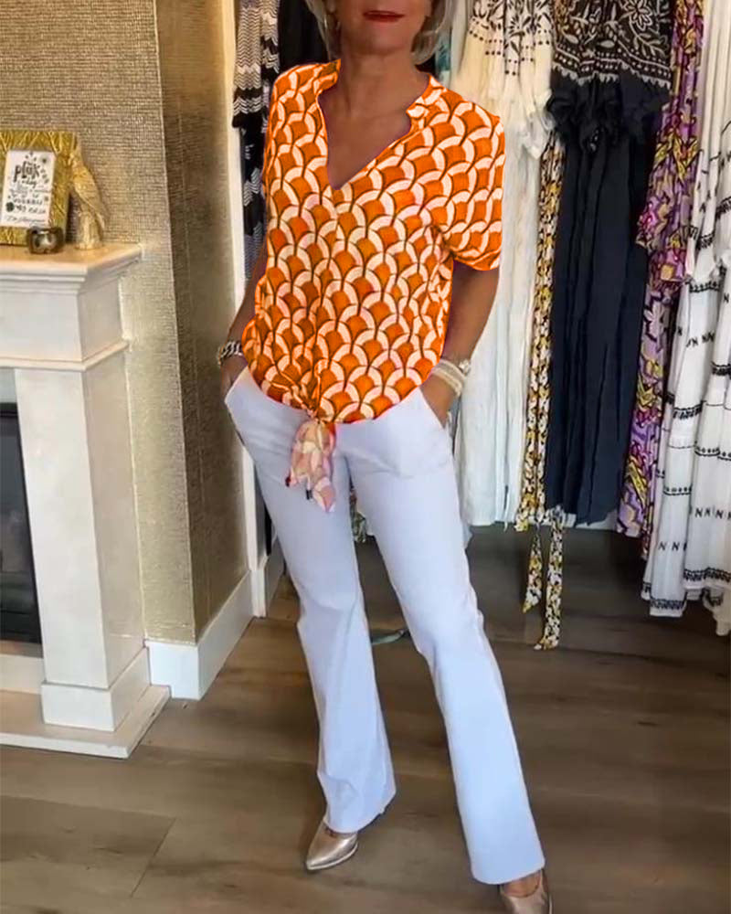 Kortärmad avslappnad topp med V-ringad tryck