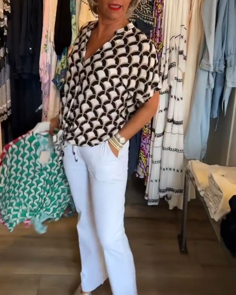 Kortärmad avslappnad topp med V-ringad tryck