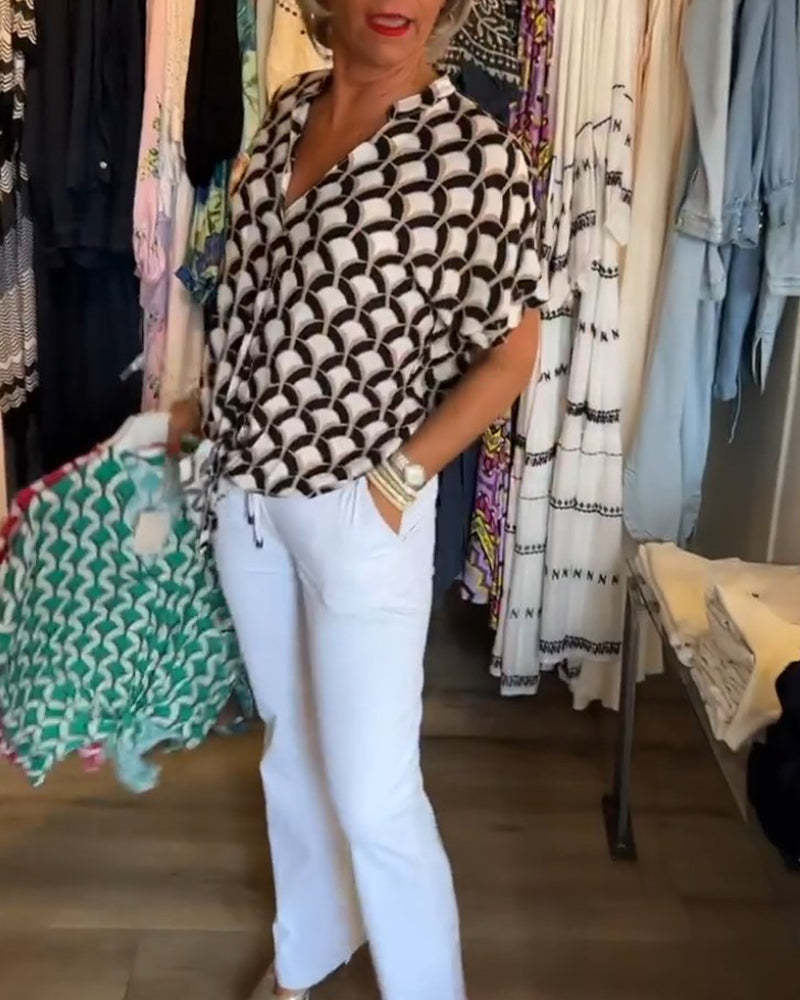 Kortärmad avslappnad topp med V-ringad tryck