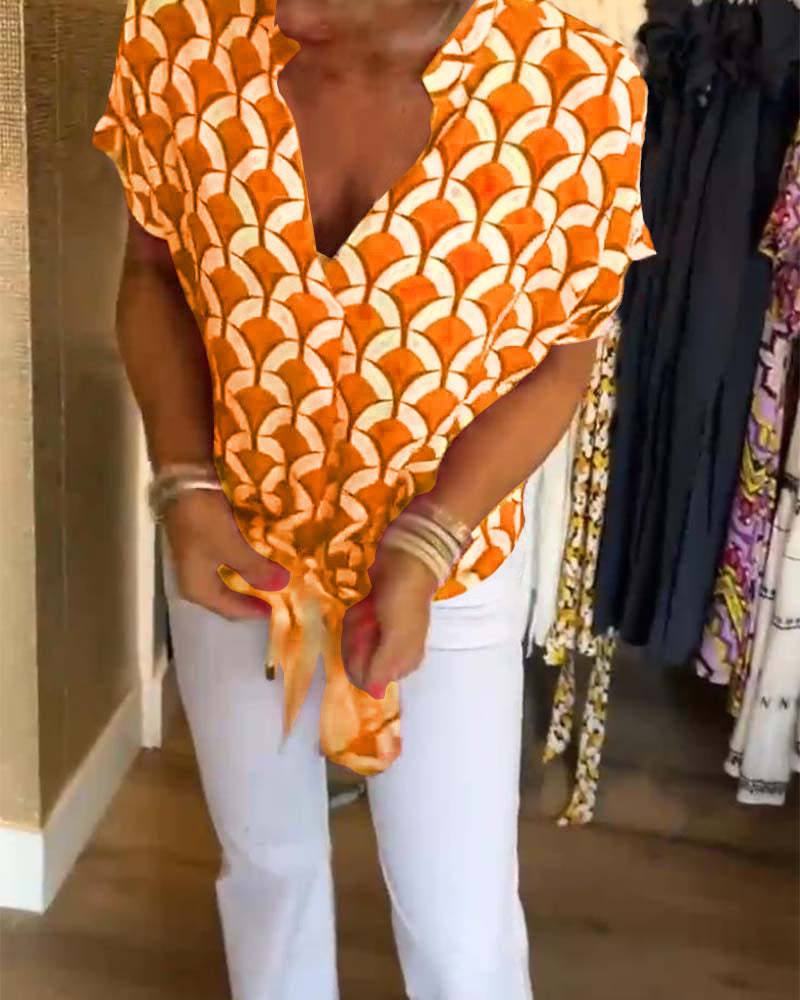 Kortärmad avslappnad topp med V-ringad tryck