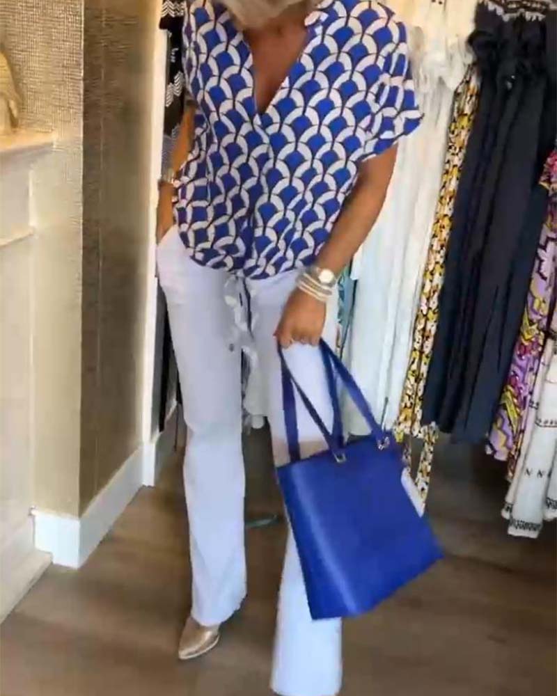 Kortärmad avslappnad topp med V-ringad tryck