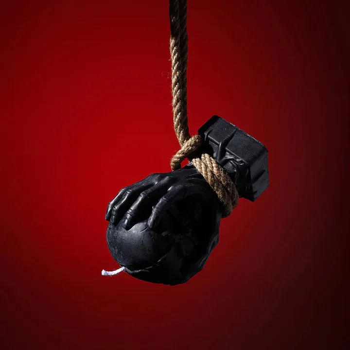 Holding a Skull Sensual Candle – Gothic Low-Temperature - image 4