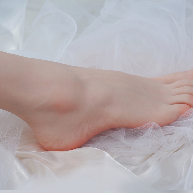 Lifelike Platinum Silicone Foot Model | Cat Eye Nails - image 4
