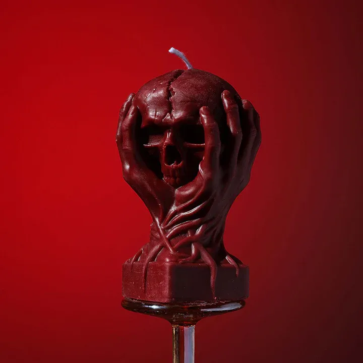 Holding a Skull Sensual Candle – Gothic Low-Temperature - Red - image 2