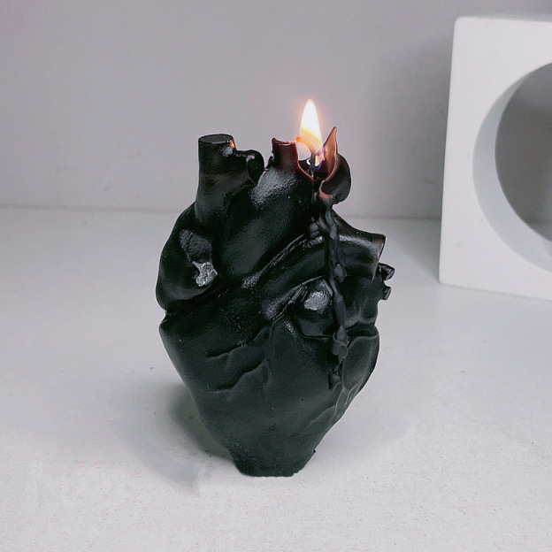 Heart-Shaped Scented Candle - image 2