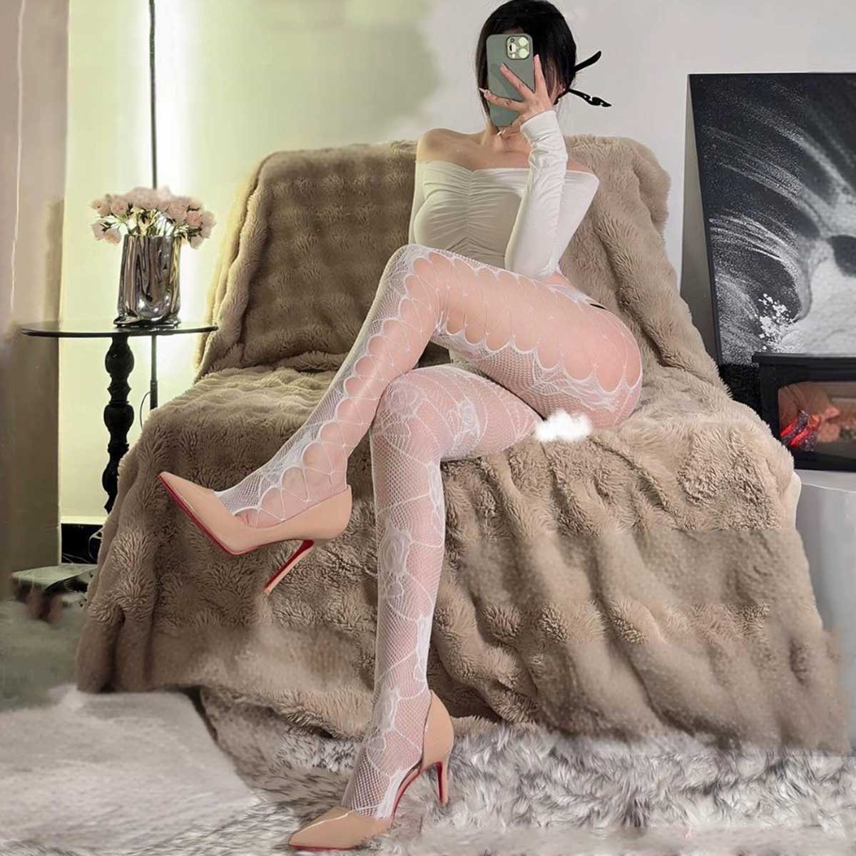 Sweet Rose Fantasy – Lace Trim Fishnet Suspender Stockings