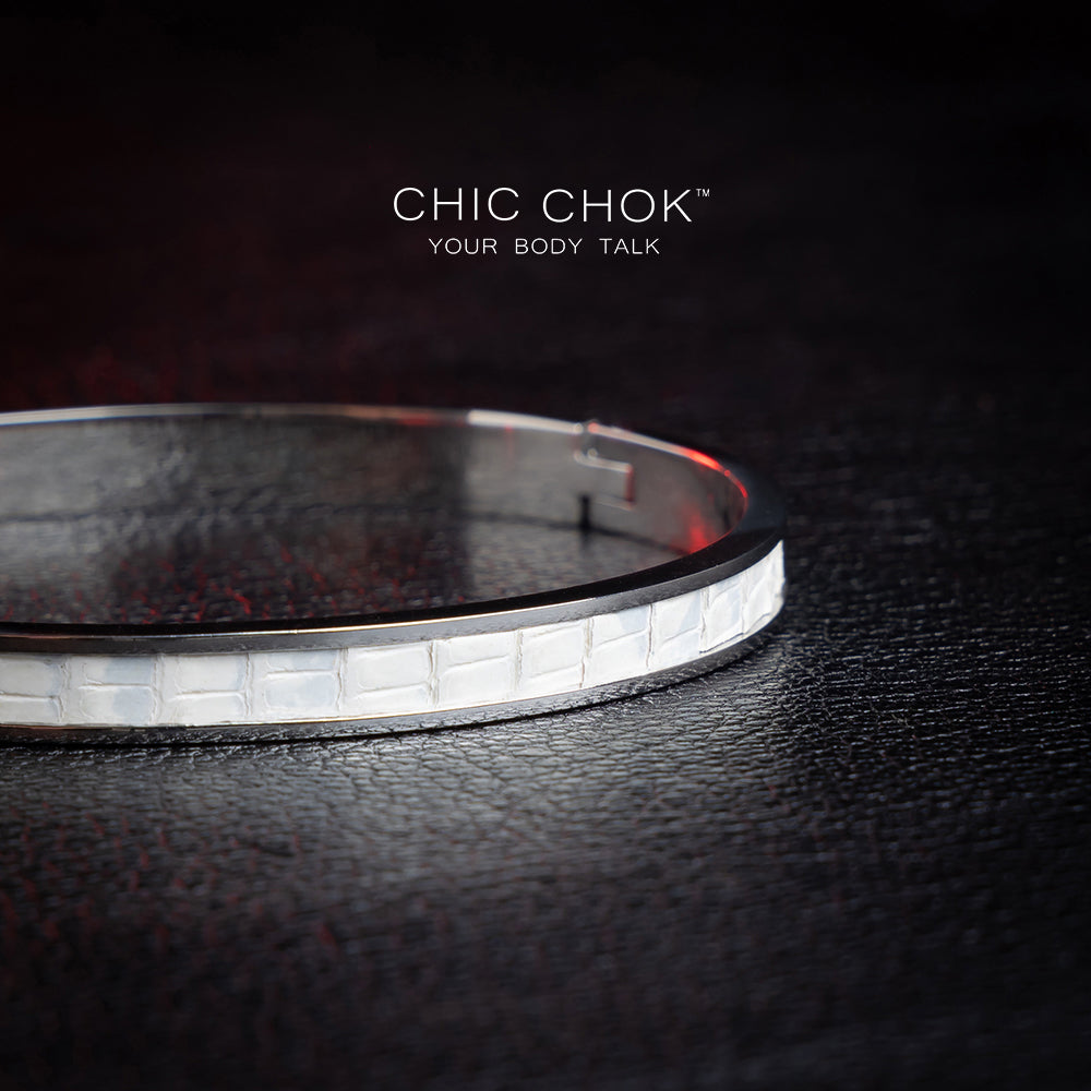 chicchok stainless steel bracelet featuring a sleek white textured inlay. This elegant and modern design offers a sophisticated touch, perfect for everyday and special occasions.