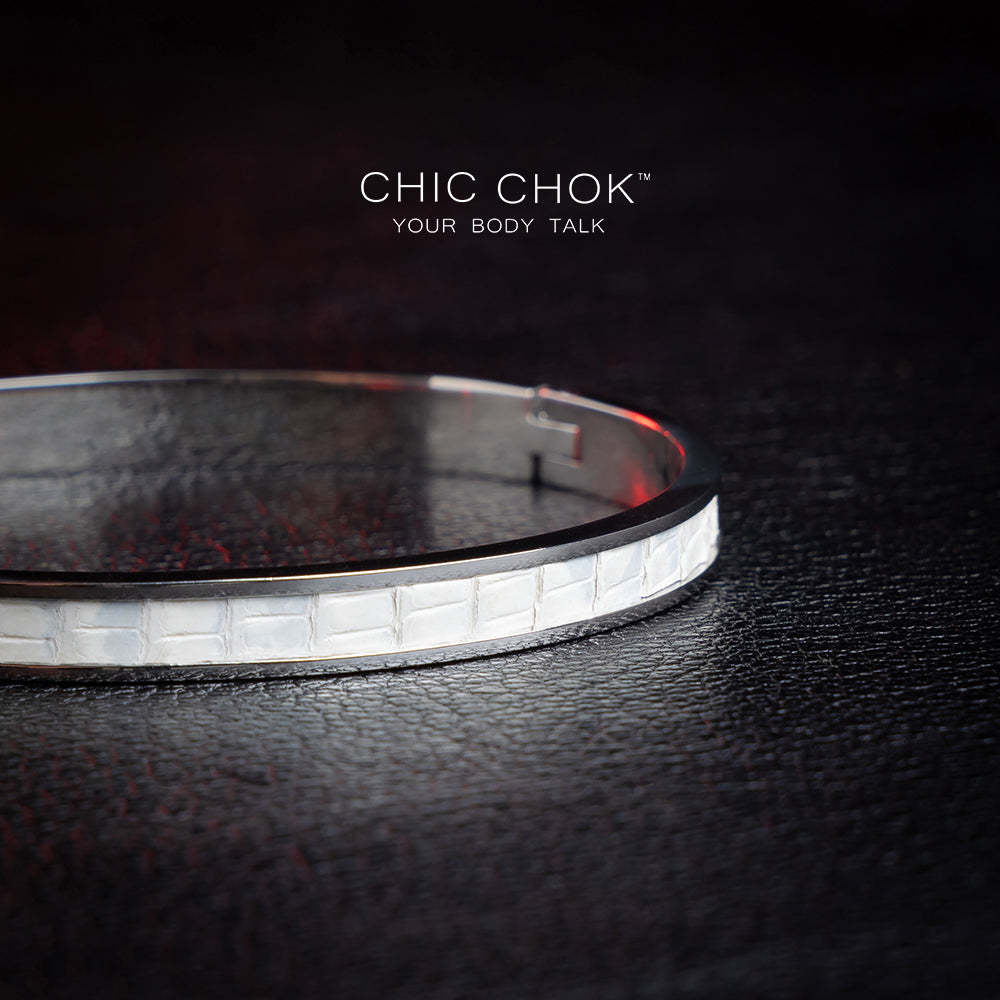 chicchok stainless steel bracelet featuring a sleek white textured inlay. This elegant and modern design offers a sophisticated touch, perfect for everyday and special occasions.