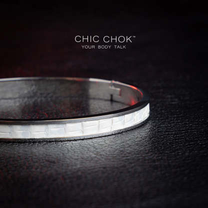 chicchok stainless steel bracelet featuring a sleek white textured inlay. This elegant and modern design offers a sophisticated touch, perfect for everyday and special occasions.