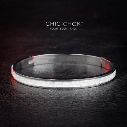 chicchok stainless steel bracelet featuring a sleek white textured inlay. This elegant and modern design offers a sophisticated touch, perfect for everyday and special occasions.