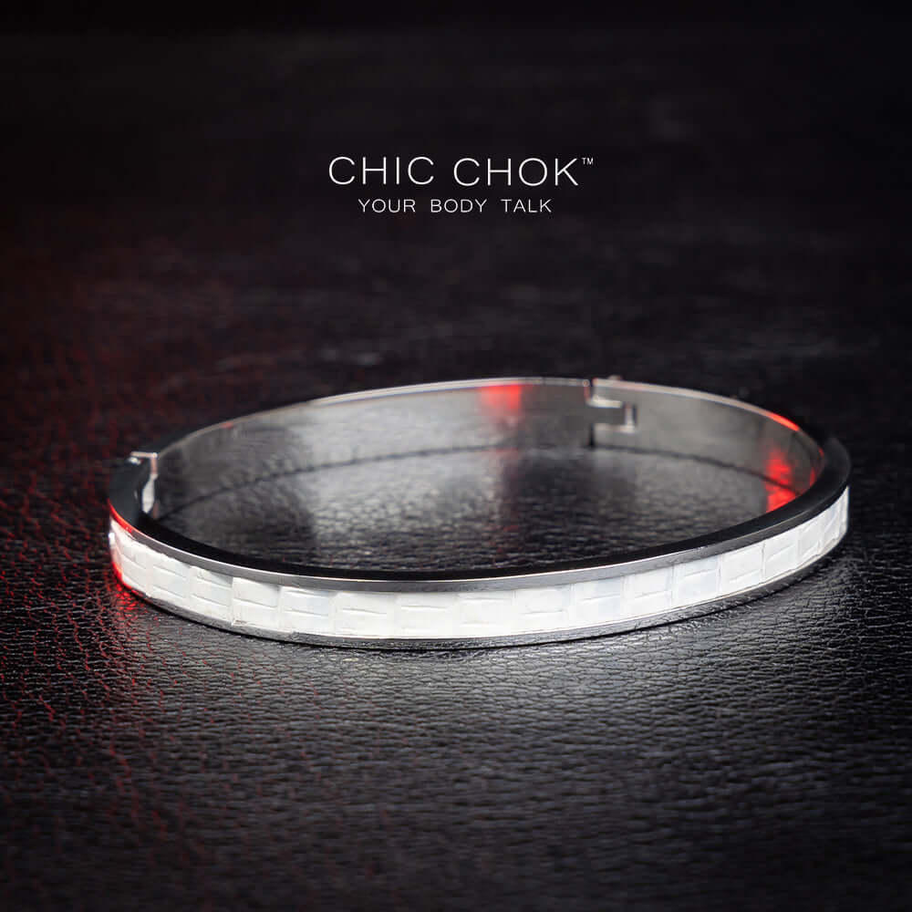 chicchok stainless steel bracelet featuring a sleek white textured inlay. This elegant and modern design offers a sophisticated touch, perfect for everyday and special occasions.