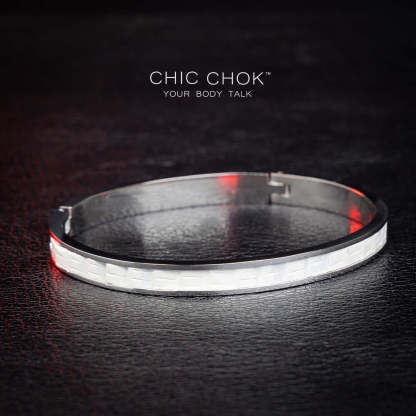 chicchok stainless steel bracelet featuring a sleek white textured inlay. This elegant and modern design offers a sophisticated touch, perfect for everyday and special occasions.