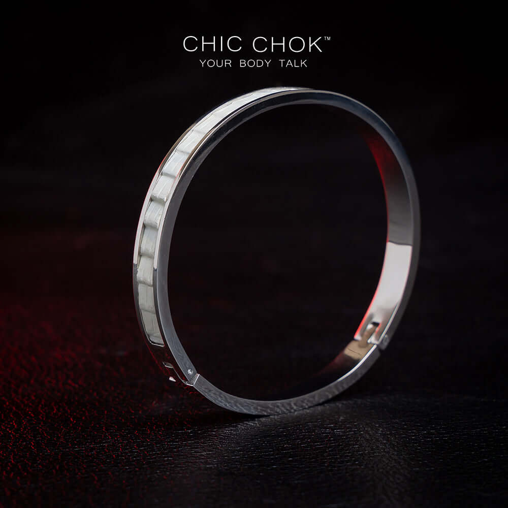 chicchok stainless steel bracelet featuring a sleek white textured inlay. This elegant and modern design offers a sophisticated touch, perfect for everyday and special occasions.