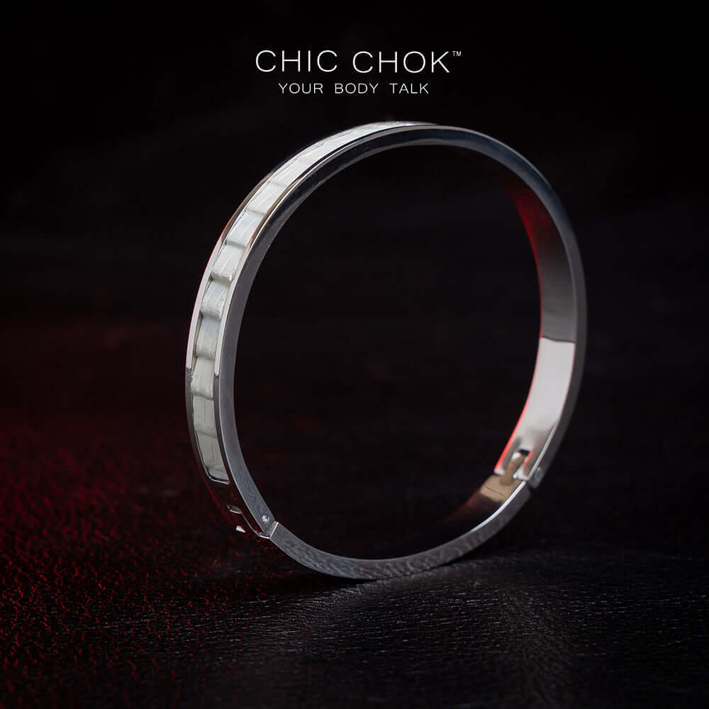 chicchok stainless steel bracelet featuring a sleek white textured inlay. This elegant and modern design offers a sophisticated touch, perfect for everyday and special occasions.