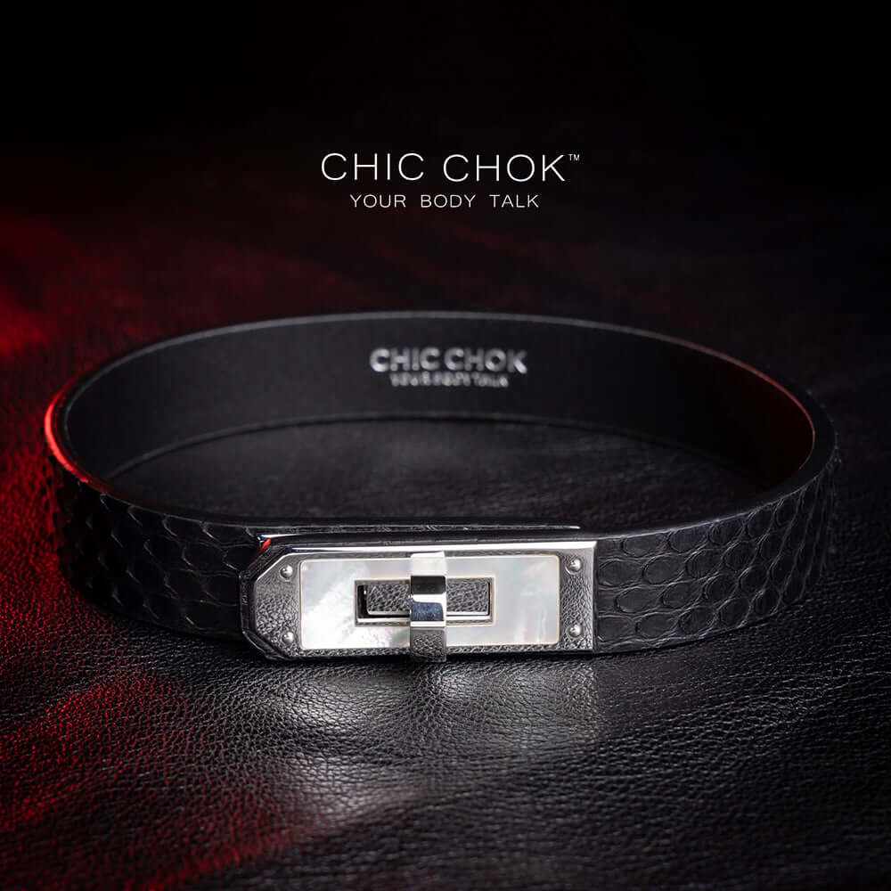 {"default":"chicchok, black collar, white lock, python leather details for a luxurious style."}
