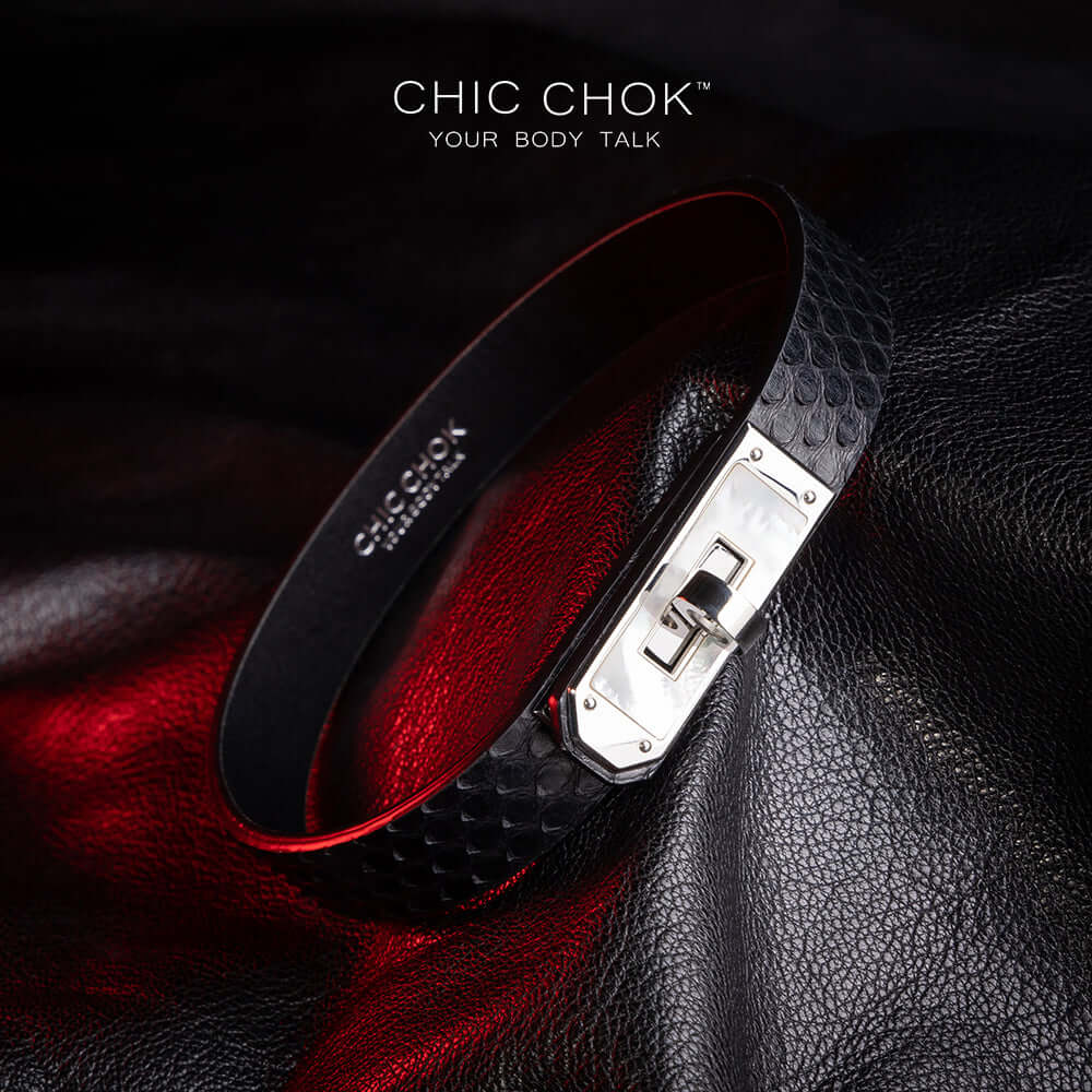 chicchok, black collar, white lock, python leather details for a luxurious style.