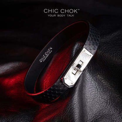 chicchok, black collar, white lock, python leather details for a luxurious style.