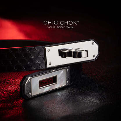 chicchok, black collar, white lock, python leather details for a luxurious style.