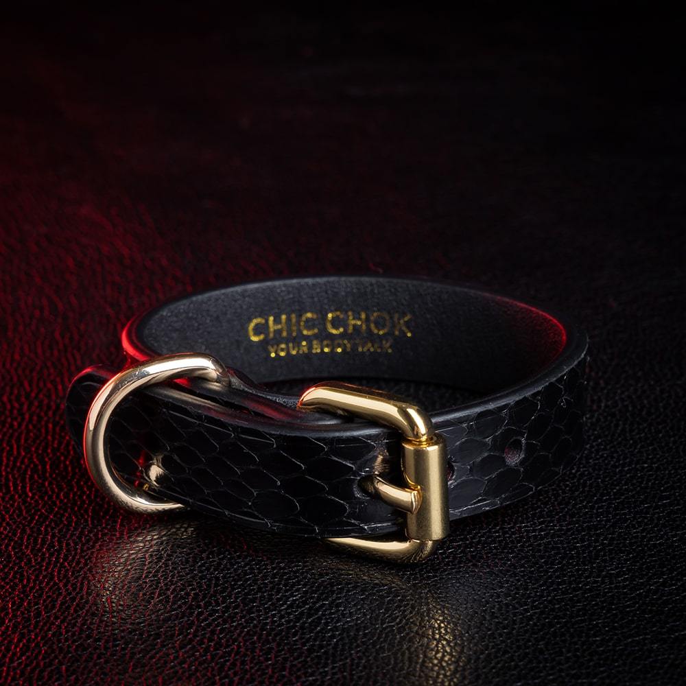 Genuine leather bracelets, available in a variety of colors, handmade.