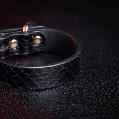 Genuine leather bracelets, available in a variety of colors, handmade.